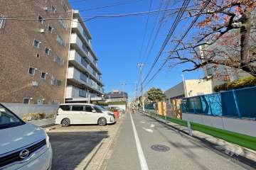 敷地東側の前面道路（南側から）