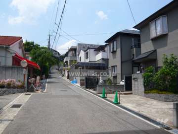 周辺は第一種低層住居専用地域に指定された閑静な住宅地です。