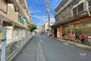 敷地の東側前面道路（南側から）