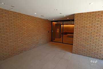 エントランスはオートロック付きです。