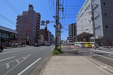 敷地南東側の前面道路(北東側から)