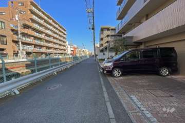 敷地北側の前面道路（西側から）