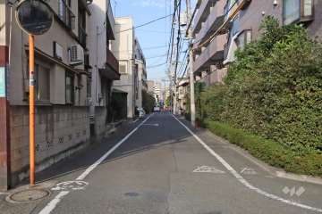 敷地西側の前面道路（南側から）
