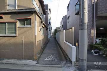 敷地北側の前面道路（西側から）