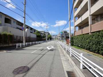 敷地北側の前面道路