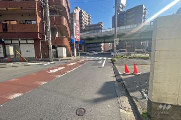 敷地北側の前面道路（西側から）