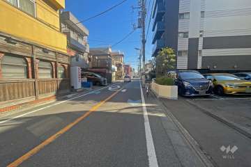 敷地の北側前面道路（西側から）