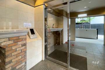 エントランスはオートロック付きです。