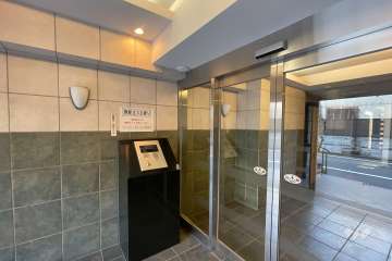 エントランスはオートロック付きです。