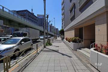 敷地東側の前面道路(北側から)