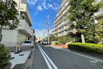 敷地南側の前面道路（東側から）
