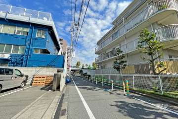 敷地西側の前面道路（南側から）