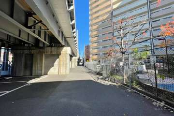 敷地西側の前面道路