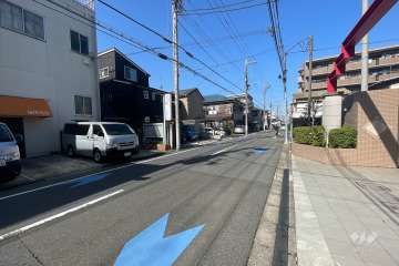 敷地南側の前面道路（東側から）