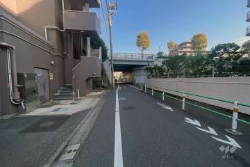 敷地北側の前面道路（東側から）