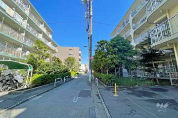 敷地西側の前面道路（南側から）