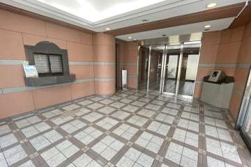 エントランスはオートロック付きです。