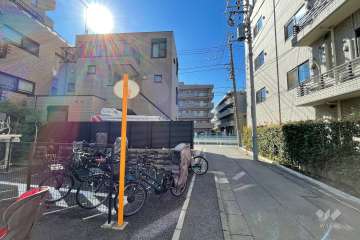 敷地西側の前面道路