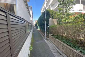 敷地南側の前面道路