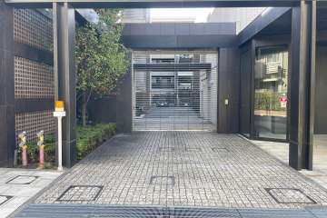 駐車場出入り口（リングシャッター付き）