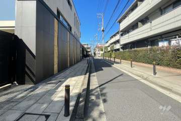 敷地の北側前面道路（東側から）