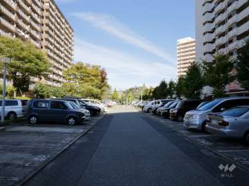 敷地東側にある敷地内駐車場（屋外平面式）