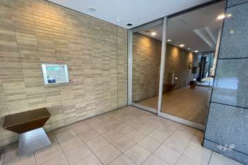 エントランスはオートロック付きです。