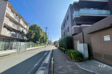 敷地の北側前面道路（西側から）