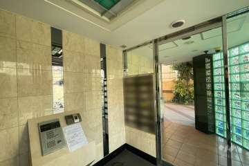 エントランスはオートロック付きです。