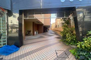 駐車場の出入り口（リングシャッター付き）