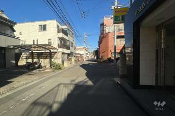 敷地の南側前面道路（東側から）