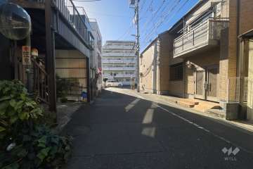 敷地の南側前面道路（西側から）