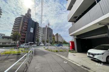 敷地東側の前面道路（北側から）