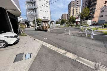 敷地東側の前面道路（南側から）