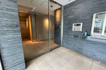 エントランスはオートロック付きです。