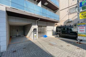駐輪場の出入り口と敷地内のコインパーキング