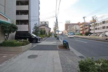 敷地北側の前面道路（東側から）