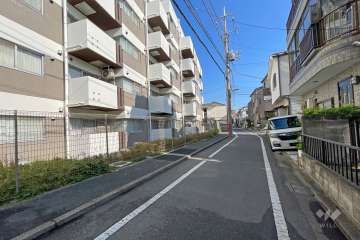 敷地南側の前面道路（西側から）