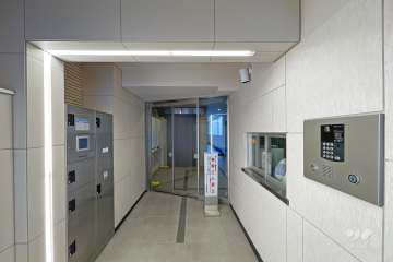 エントランスはオートロック付きです。