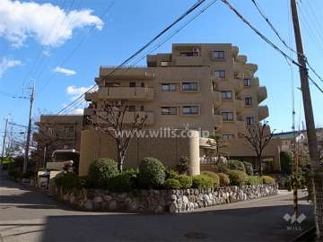 敷地の西、北、東の3方が接道しています。