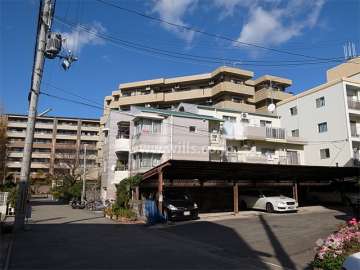 周辺はマンションが多く立ち並ぶ住宅地です。