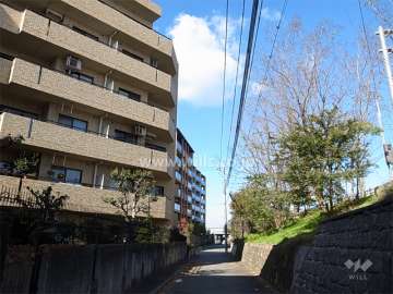 敷地の東側には道を挟んで、武庫川が流れています。