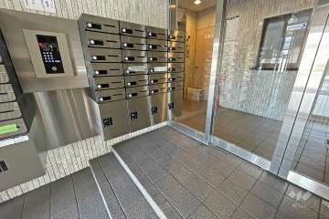 エントランスはオートロック付きです。