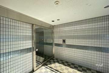 エントランスはオートロック付きです。