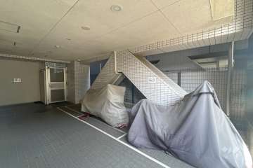 屋内に設けられたバイク置き場と駐輪場