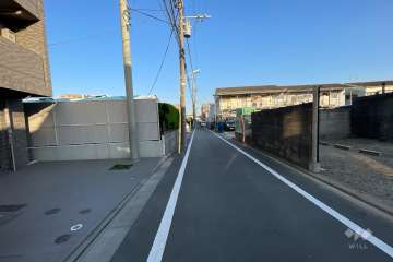 敷地南西側の前面道路（北西側から）