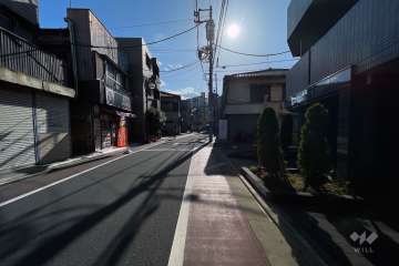 敷地南側の前面道路（東側から）