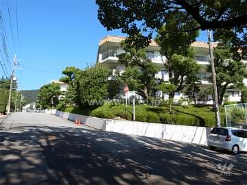 高台にあり、周辺は緑豊かで閑静な住宅地です。