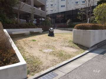 水明棟（西棟）の前にある小さな公園