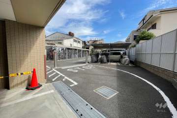 駐車場の出入り口（ロボットゲート付き）　